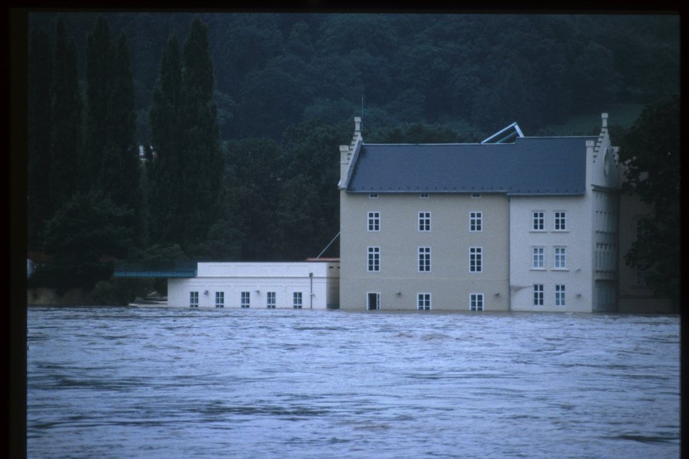 V srpnu 2002 se celá Kampa ocitla pod vodou. Vltava, která se vylila z břehů, zaplavila i Sovovy mlýny, kde už tou dobou sídlilo Museum Kampa.