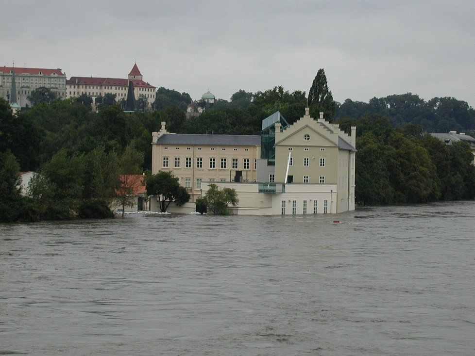 V srpnu 2002 se celá Kampa ocitla pod vodou. Vltava, která se vylila z břehů, zaplavila i Sovovy mlýny, kde už tou dobou sídlilo Museum Kampa.