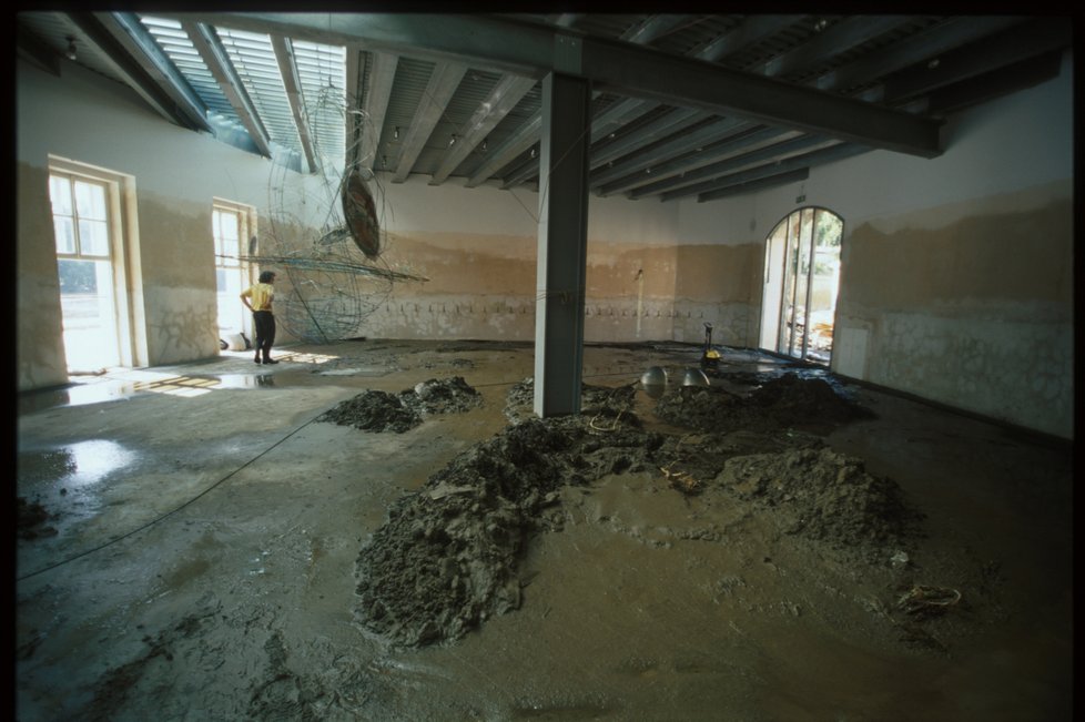 V srpnu 2002 byly v muzeu instalovány umělecké objekty. Povodní skončily poničené, naštěstí jen zlomek z nich byl zničen nenávratně.