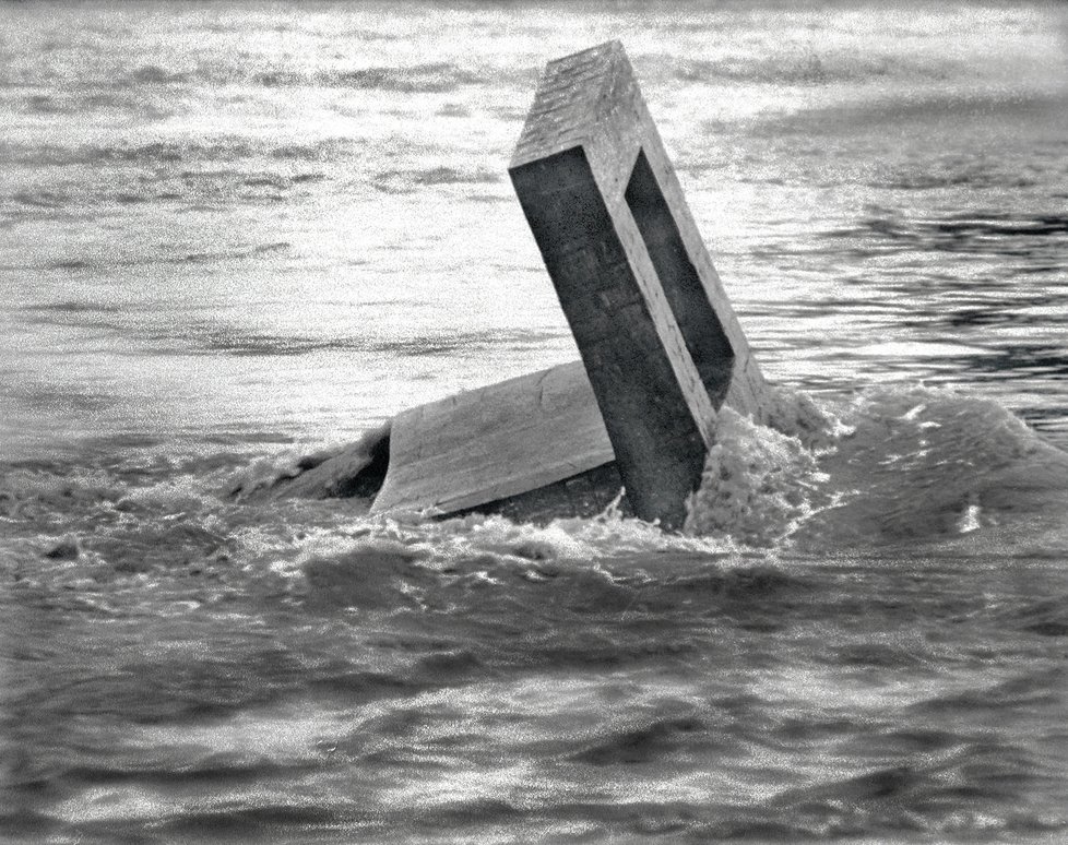 Jeden ze symbolů povodní 2002: Téměř čtyřmetorvá dřevěná socha Magdalény Jetelové neodolala síle vodního proudu a nechala se odnést až na Mělnicko.