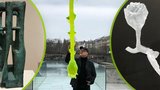 Zelenkavá záře nad Prahou: Růže Ronyho Plesla z uranového skla vábí k navštívení výstav na Kampě