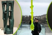 Zelenkavá záře nad Prahou: Růže Ronyho Plesla z uranového skla vábí k navštívení výstav na Kampě