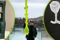 Zelenkavá záře nad Prahou: Růže Ronyho Plesla z uranového skla vábí k navštívení výstav na Kampě