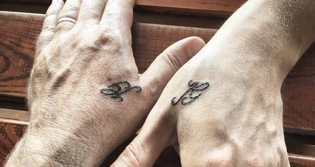 Tetování a prsteny Jakuba Bielého a Honzy Musila