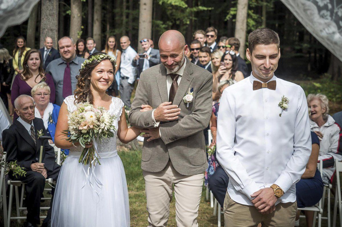 Nejdřív Veroniku vedl k oltáři s úsměvem od ucha k uchu. Za ženichovými zády ho ale přemohlo dojetí.