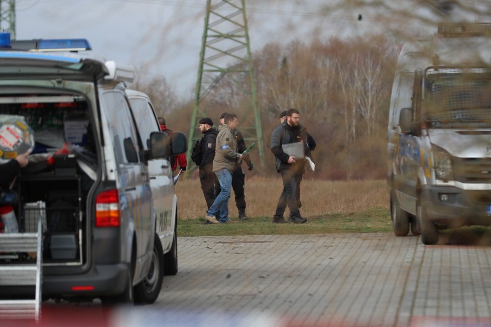 Policisté 10. března 2020 propátrávali okolí Musilovy ulice v Šeberově, kde po střelbě zemřela žena.