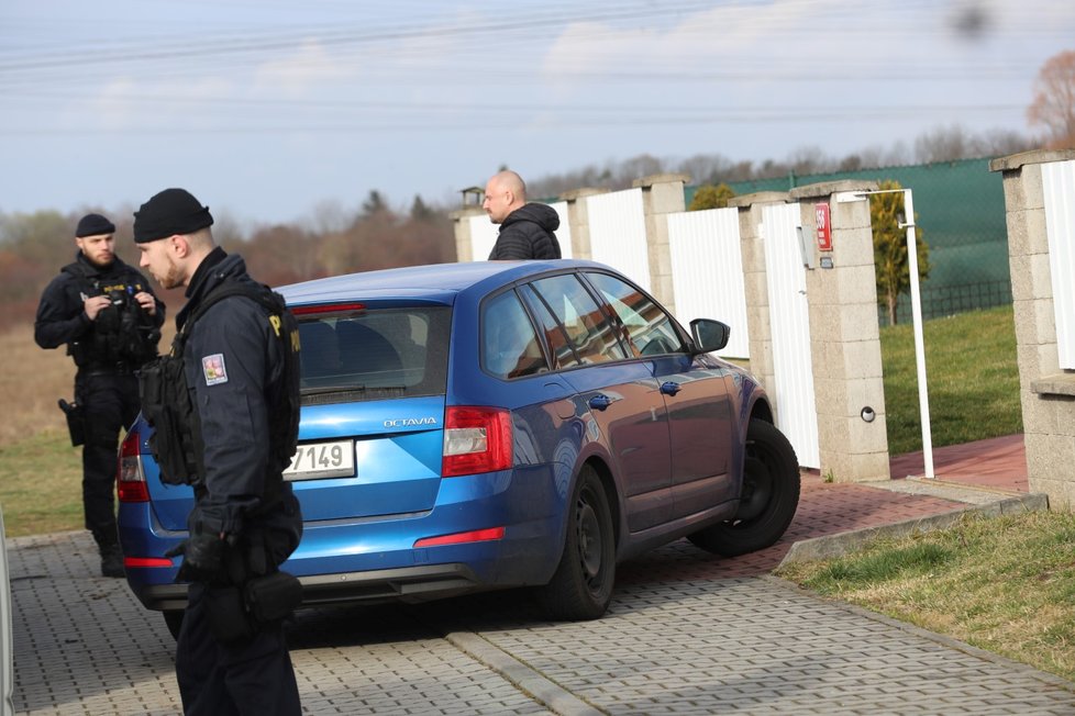 Policisté 10. března 2020 propátrávali okolí Musilovy ulice v Šeberově, kde po střelbě zemřela žena.