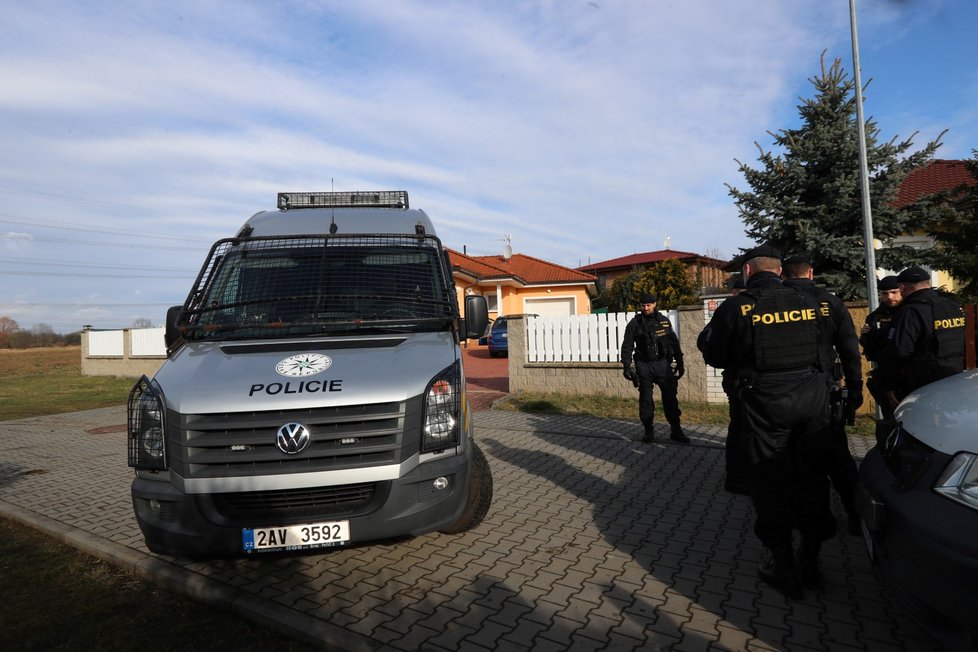 Policisté 10. března 2020 propátrávali okolí Musilovy ulice v Šeberově, kde po střelbě zemřela žena.