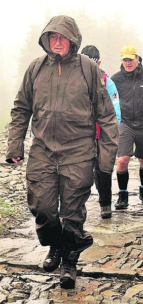 Andrej Babiš se vybavil do deště nepromokavou bundou s vysokým vodním sloupcem