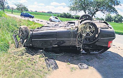 Auto se převrátilo na střechu.