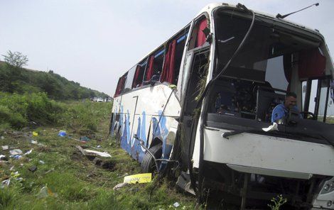 Autobus se převrátil u srbské dálnice.