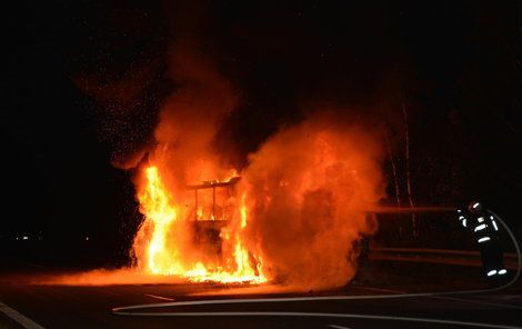 Provoz na dálnici se kvůli hořícímu autobusu zastavil na čtyři hodiny.