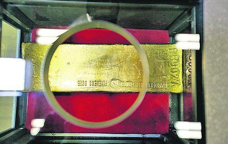 Tahle zlatá cihlička váží 12 kg a její hodnota je 11 919 002 Kč.