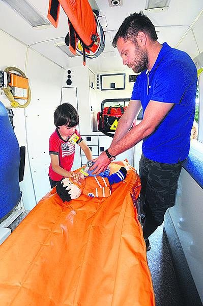 CO SE SKRÝVÁ V SANITCE. Budoucí člen záchranky musí také dobře znát veškeré vybavení sanitky. Učí se, co je to Ambuvak a jak s ním záchranáři dávají umělé dýchání, jak fungují dlahy na zlomeniny, či jak probíhá intubace. Důležité je také vědět, co má mít správný záchranář v batohu. „Chceme, aby si děti vše vyzkoušeli, a když věci někde uvidí, aby se jich nebáli, to je to nejdůležitější,“ vysvětluje Zbyněk Pokorný.