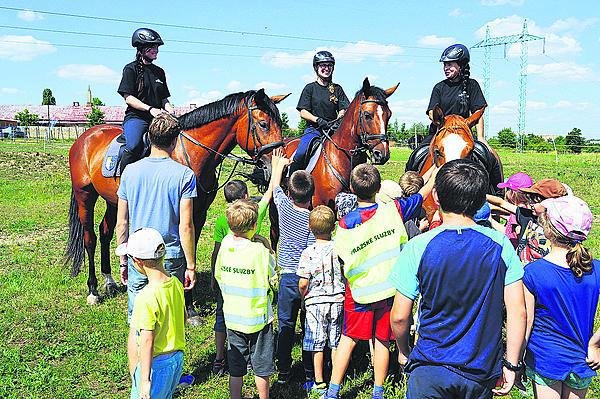 TAJEMSTVÍ POLICIE. Malí záchranáři musejí zvládnout vše. A tak je nezbytné nejen poznat, jak to funguje na policejní služebně, vyzkoušet neprůstřelnou vestu nebo prozkoumat policejní auto. Je třeba také vědět, že policie má i jízdní skupiny. V Praze je jich celkem pět – čtyři patří Městské policii a jedna té státní.