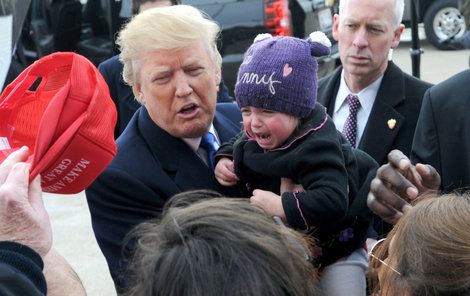 Donaldu Trumpovi vadil při mítinku dětský pláč.