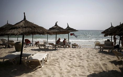 Pláže v některých kdysi oblíbených letoviscích v Egyptě a Tunisku zejí prázdnotou. Turisté se sem bojí.