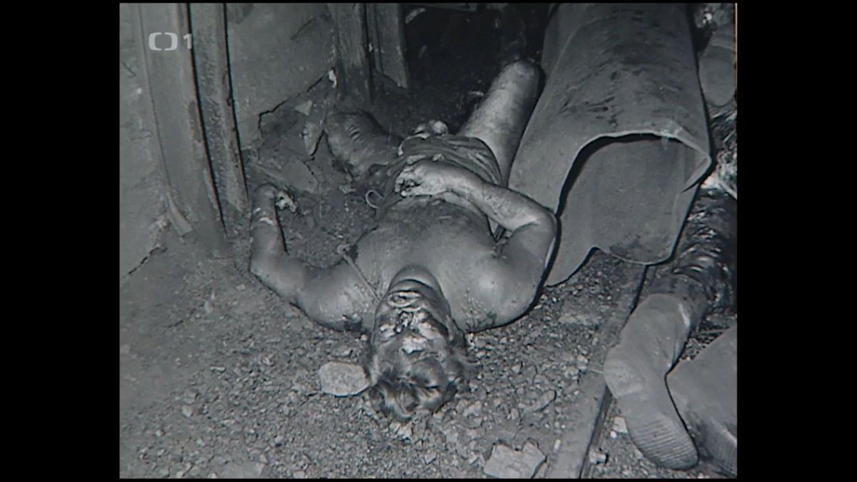 Některá těla horníků byla sežehnutá plameny. Jiní havíři vypadali, jako když spí.