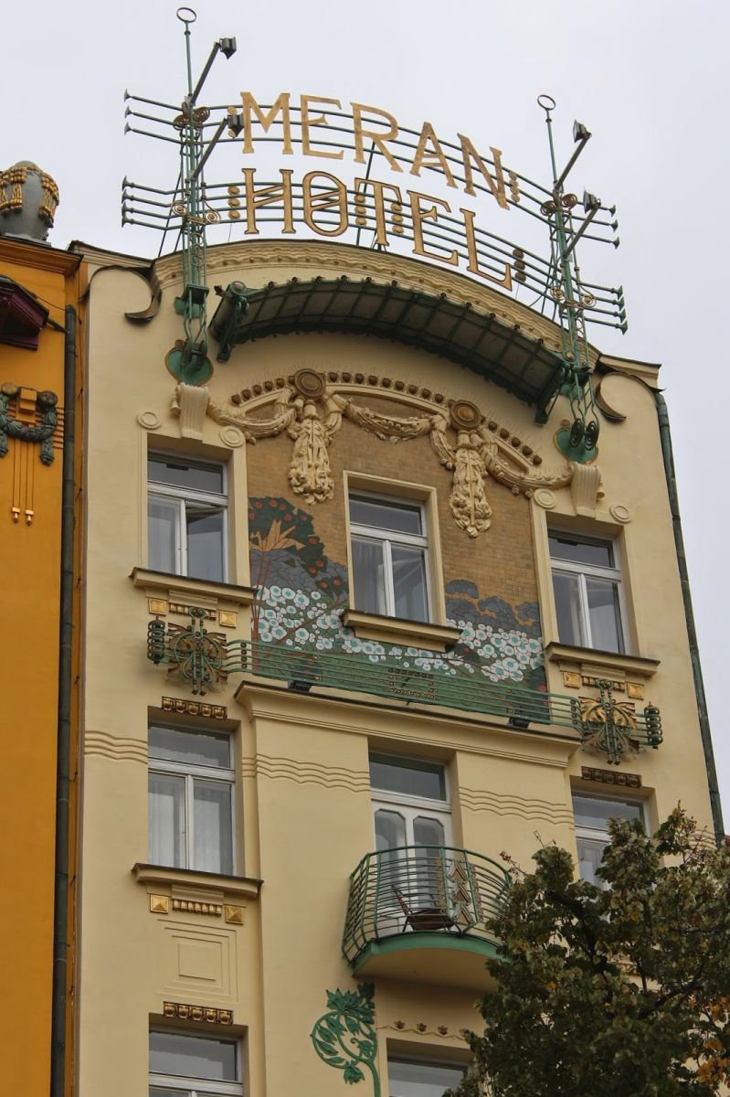 Meran vyrostl v letech 1895 až 1906 v malé proluce mezi domy, i on se však stal ozdobou Václavského náměstí.