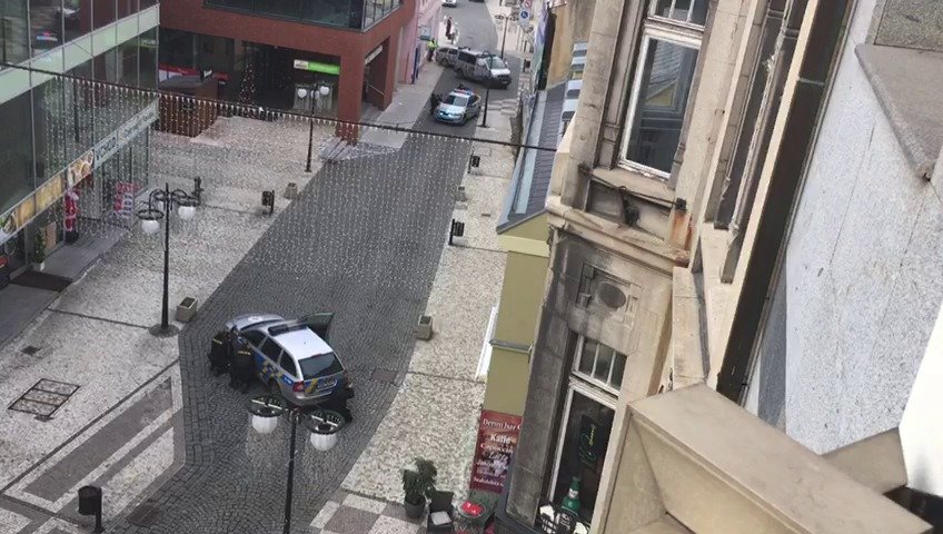 Místo obsadili policisté se samopaly.