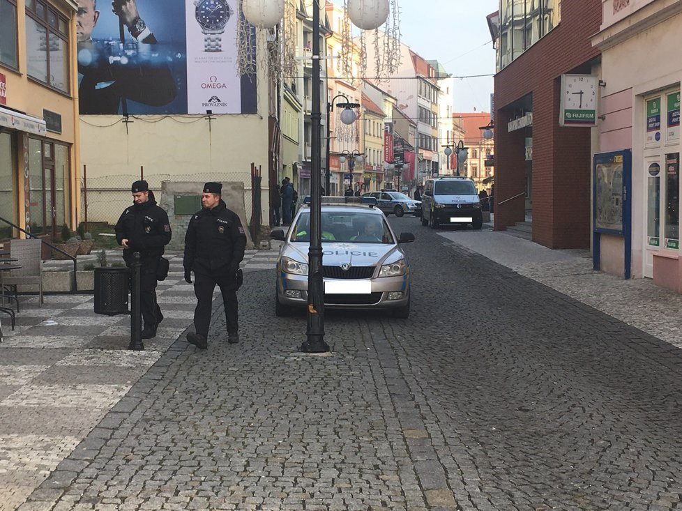 Nejprve policie uzavřela náměstí, pak zůstala zatarasená jen Krupská ulice.