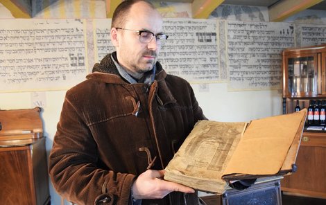 Vratislav Brázdil ukazuje nejnovější  přírůstek a zároveň vůbec nejstarší knihu  v holešovské synagoze z roku 1663.