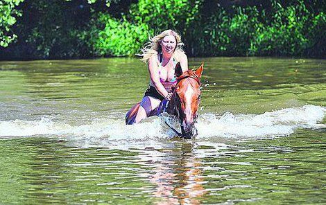 Do řeky musely jezdkyně pomalu, aby si koně na vodu přivykli.