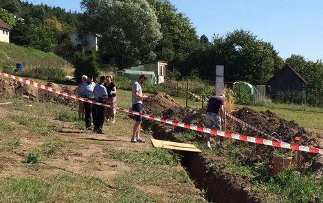 Policisté na místě nálezu lidské kostry.