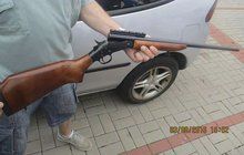 Myslivec nebo terorista? V autě se kochal zbraní!