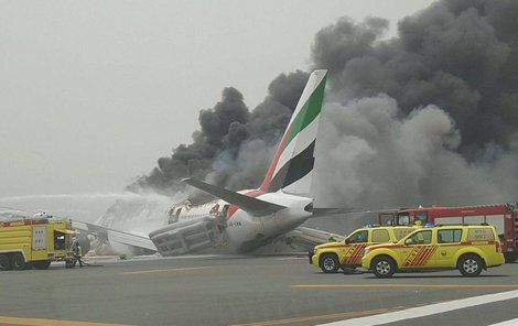 Z letadla začaly šlehat plameny jen chviličku po přistání.