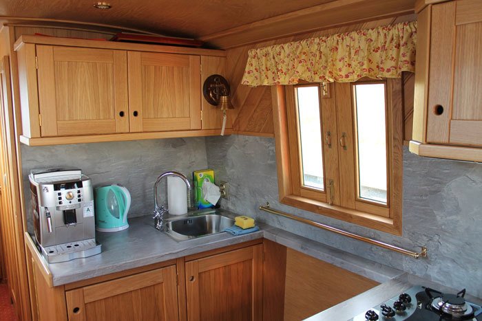 Na lodi je i malá kuchyňka.
