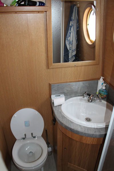 Loď má dvě koupelny s toaletou s elektrickým splachováním a odváděním odpadní vody do nádrže v nitru plavidla.