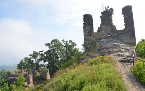 Na Andělské hoře stojí zřícenina středověkého hradu Engelsburg.