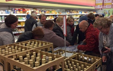 Po celé republice v sobotu a neděli některé obchodní řetezce plošně zlevnily máslo. Cena padla i o víc než 10 Kč, až na 45 Kč. Stály se fronty, kostky se vydávaly max po pěti případně šesti kusech. Máslová hysterie nyní vládne Česku.