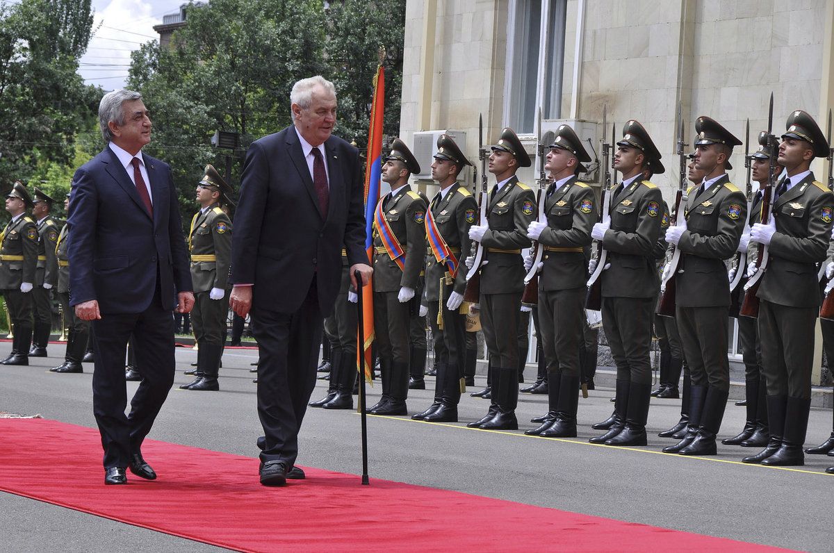 Prezident Miloš Zeman navštívil v doprovodu svého arménského protějšku Serže Sargsjana muzeum arménské genocidy v Jerevanu.