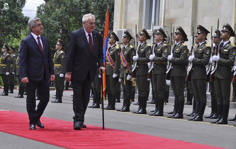 Prezident Miloš Zeman navštívil v doprovodu svého arménského protějšku Serže Sargsjana muzeum arménské genocidy v Jerevanu.