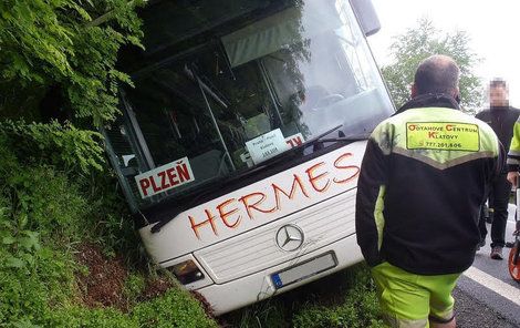 Bus skončil ve škarpě.