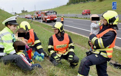 Hasiči a policisté vyděšené děti utišili a odvedli jejich pozornost od nehody. Vybavili je také plyšáky.