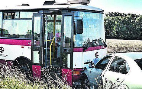 Škoda Octavia narazila čelně do autobusu.