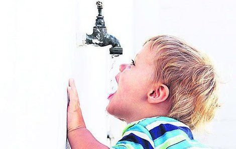 Děti by měly pít neperlivou vodu, ale ta jim nechutná.