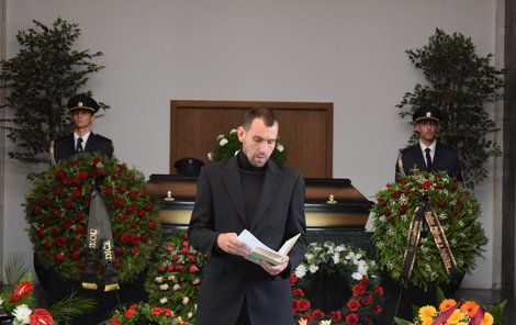 Na Ondřejově pohřbu promluvil kaplan Nemocnice Na Bulovce Matěj Hádek.