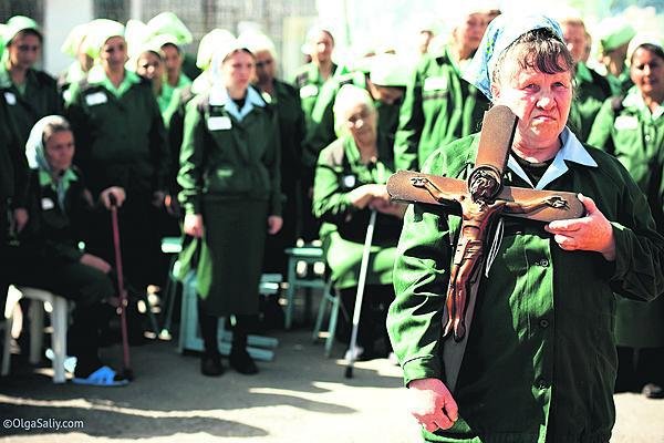 „S každým dnem hladovky klesá tlak a všechny nemoci, jaký jen máte, vylézaj na povrch. Bolesti hlavy mi zesílily tak, že mám nakonec potíž vstát z postele. Jestliže třetího dne hladovky jsem ještě běhala a dělala na betonovým procházkovým dvorku kliky, tak devátýho dne sotva chodím, prudce mě bolí v krku a v žaludku a poprvé v životě cítím vlastní ledviny, protože i ty onemocněly, kůže mi vyschla a rty popraskaly.“