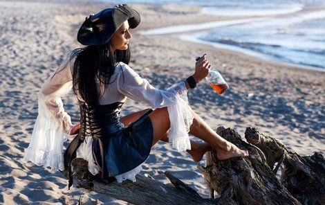 Rum byl oblíbenou pirátskou kořistí. Z pirátské romantiky ostatně vycházejí výrobci rumu ještě dnes a jeden z nich se po slavném pirátovi Morganovi i jmenuje.