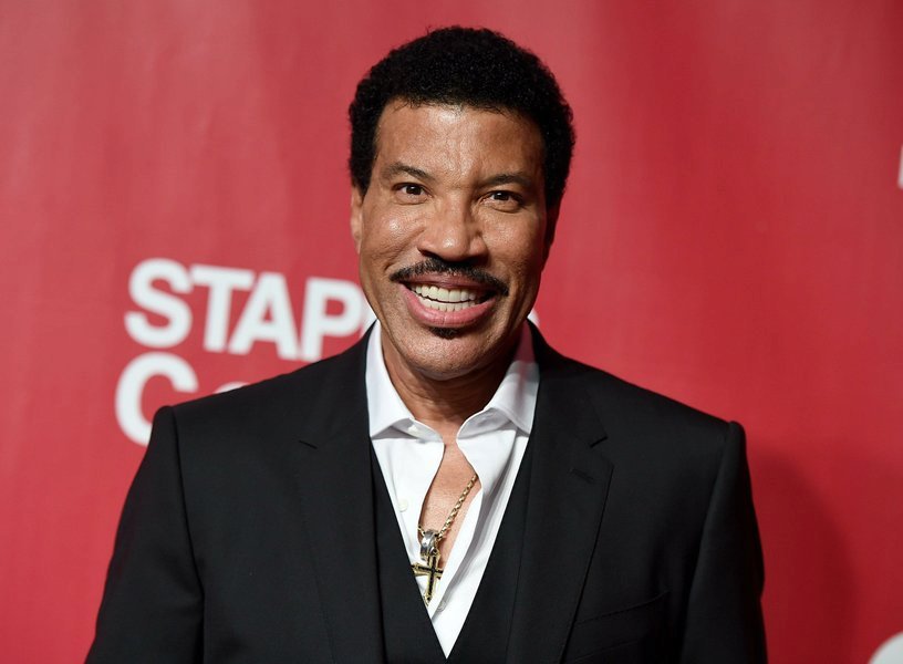 Psyšný otec Lionel Richie.