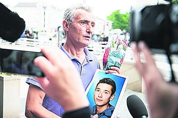 Kosovský Albánec Naim Zabergja truchlí nad ztrátou syna.