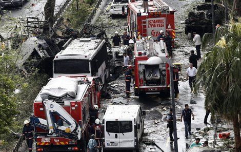 Policejní autobus byl zcela zdemolovaný, umírali ale i civilisté.