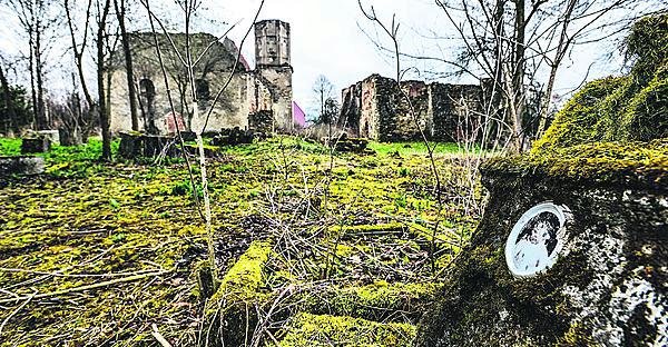 Hřbitov i kostely skýtají pohledy, které by jistě zaujaly Hitchcocka i Juraje Herze.