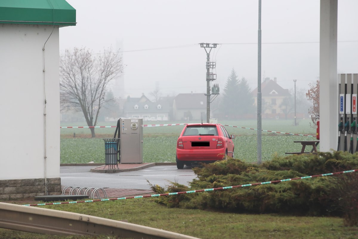 Červená fabia zastřelené ženy stála včera celý den na parkovišti u pumpy. Ze svojí poslední směny s ní žena už neodjela...