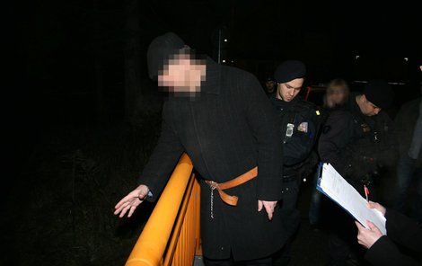 Obžalovaný ukázal policii místo v řece, kam hodil nůž.