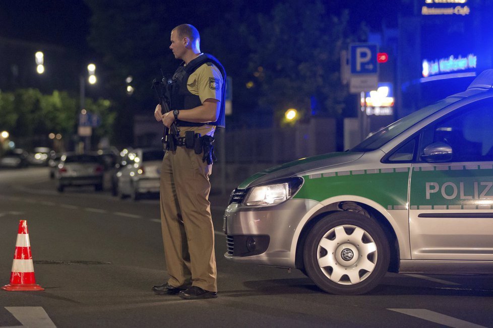 Uprchlík odpálil bombu v bavorském Ansbachu. Zranil přitom desítky lidí.